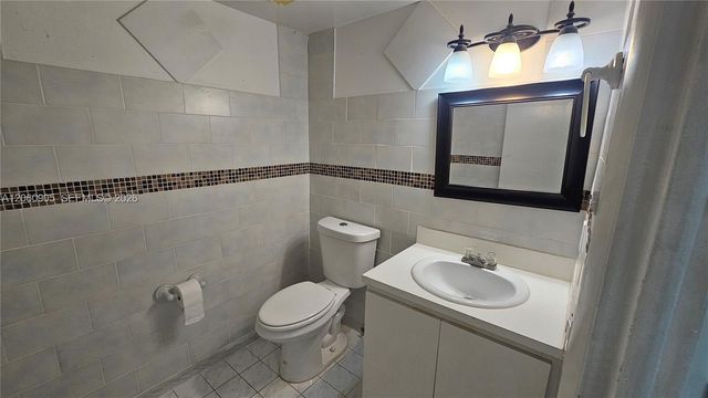 1651 NE 115th St 26C, Miami, FL 33181