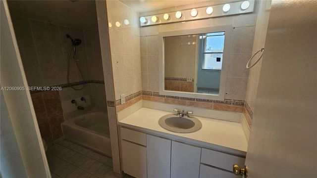 1651 NE 115th St 26C, Miami, FL 33181