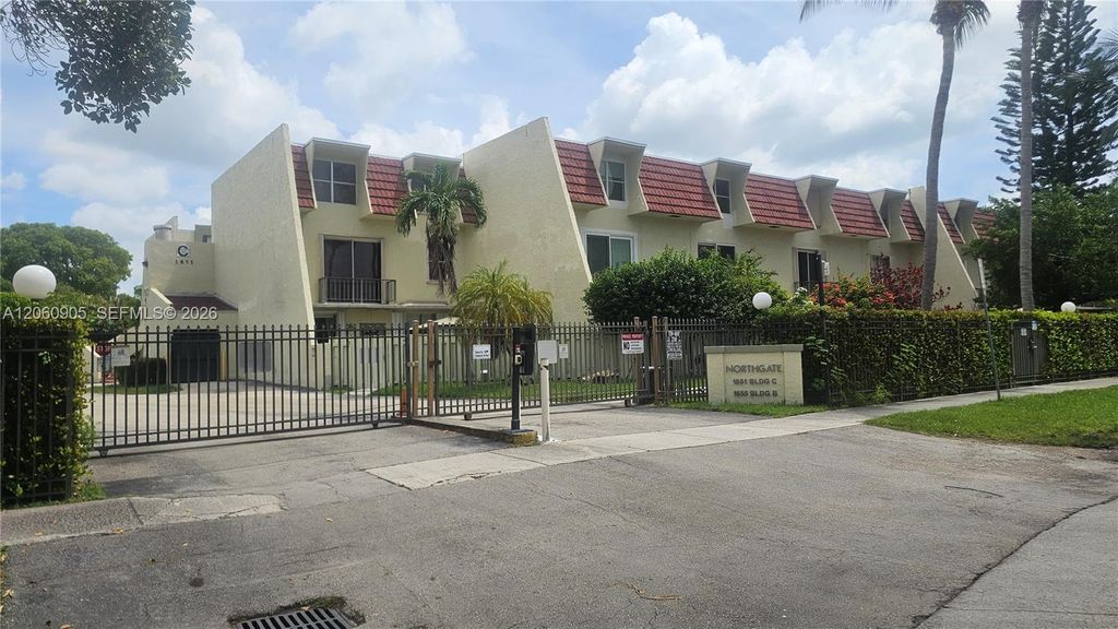 1651 NE 115th St 26C, Miami, FL 33181