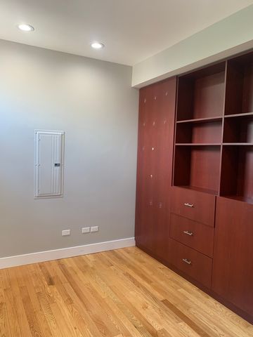 1303 W Flournoy Street 1F, Chicago, IL 60607
