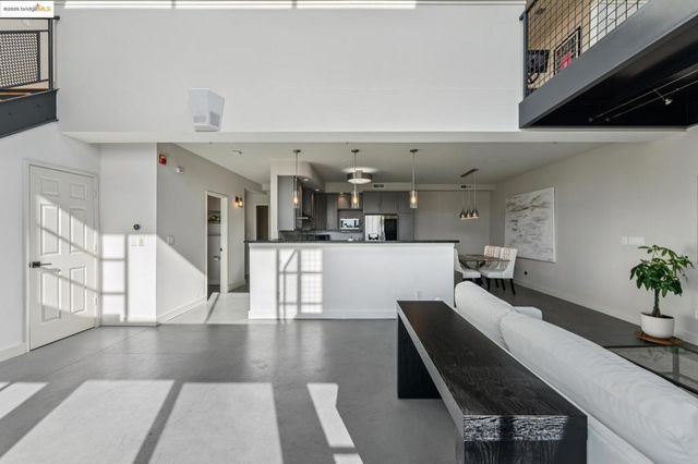 850 W Grand Ave 17, Oakland, CA 94607