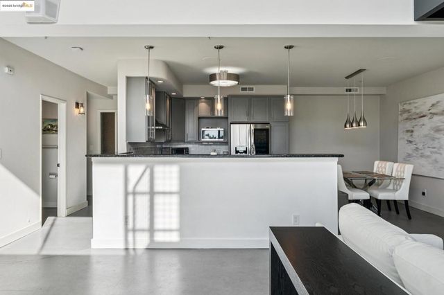 850 W Grand Ave 17, Oakland, CA 94607