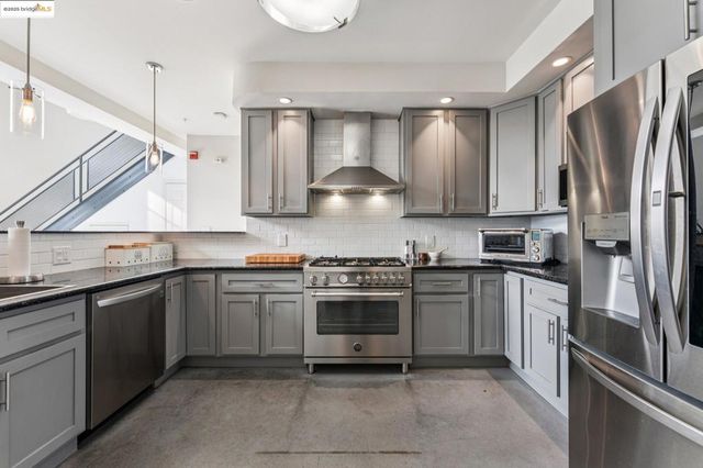 850 W Grand Ave 17, Oakland, CA 94607