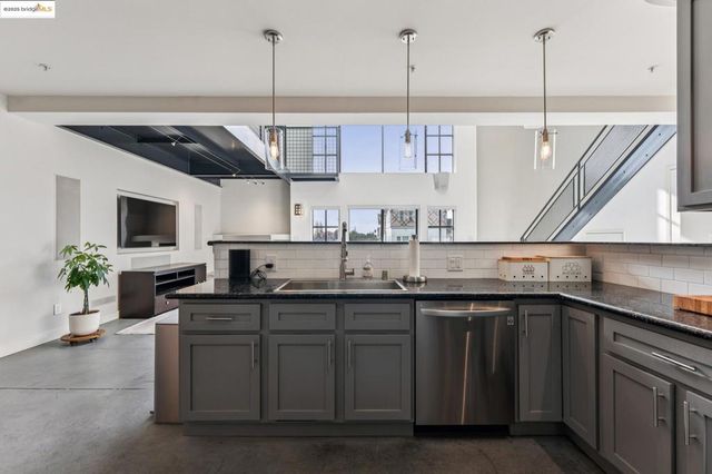 850 W Grand Ave 17, Oakland, CA 94607