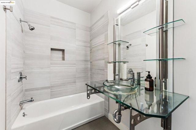 850 W Grand Ave 17, Oakland, CA 94607