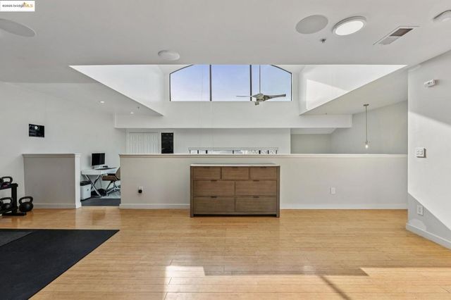 850 W Grand Ave 17, Oakland, CA 94607