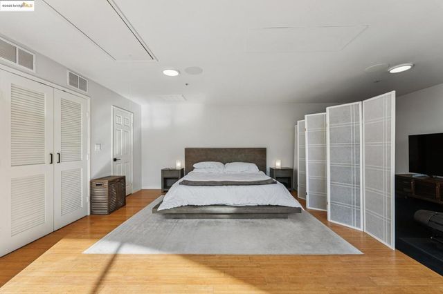 850 W Grand Ave 17, Oakland, CA 94607