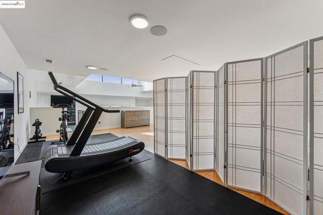 850 W Grand Ave 17, Oakland, CA 94607