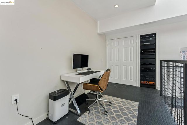 850 W Grand Ave 17, Oakland, CA 94607