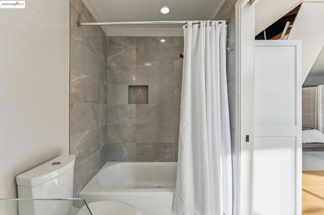 850 W Grand Ave 17, Oakland, CA 94607