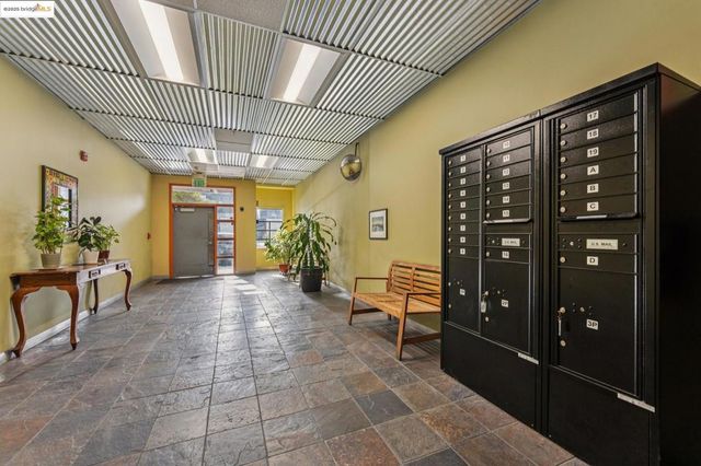 850 W Grand Ave 17, Oakland, CA 94607