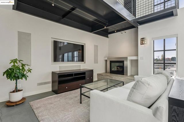 850 W Grand Ave 17, Oakland, CA 94607