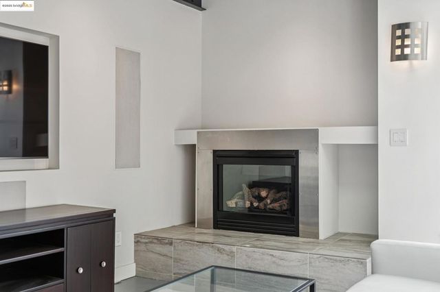 850 W Grand Ave 17, Oakland, CA 94607