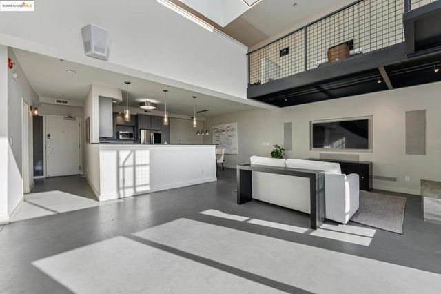 850 W Grand Ave 17, Oakland, CA 94607