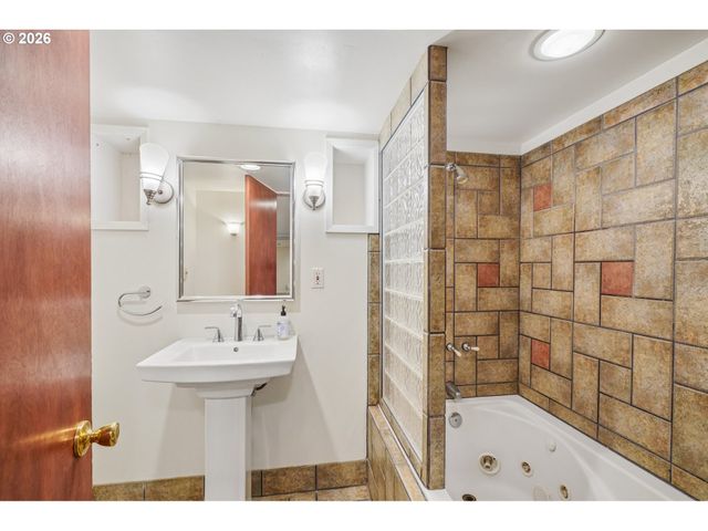 725 N FARRAGUT St, Portland, OR 97217