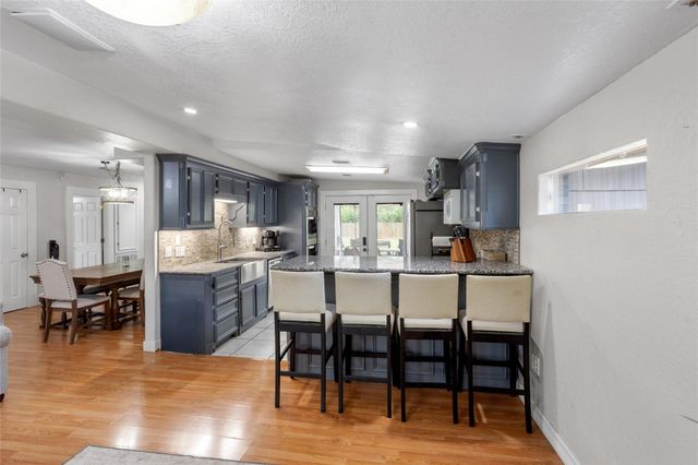454 Southern Oaks Drive, Lake Jackson, TX 77566