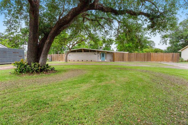454 Southern Oaks Drive, Lake Jackson, TX 77566