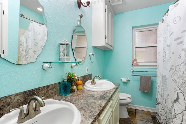 454 Southern Oaks Drive, Lake Jackson, TX 77566