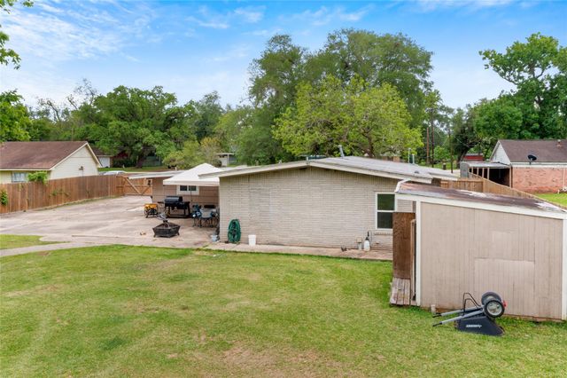 454 Southern Oaks Drive, Lake Jackson, TX 77566
