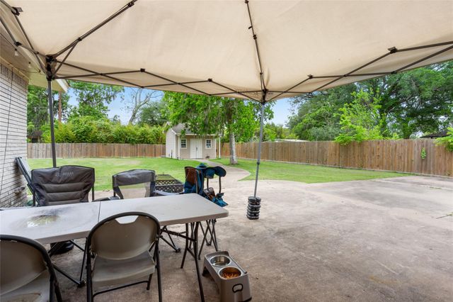 454 Southern Oaks Drive, Lake Jackson, TX 77566