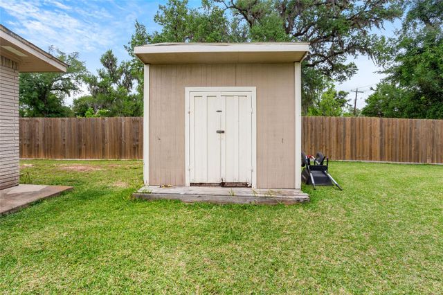 454 Southern Oaks Drive, Lake Jackson, TX 77566