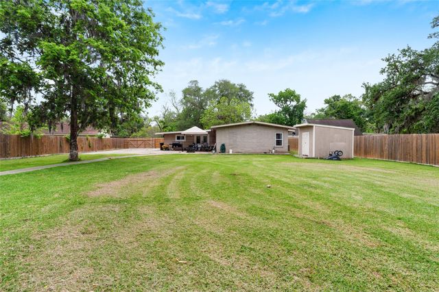 454 Southern Oaks Drive, Lake Jackson, TX 77566