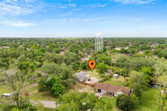 454 Southern Oaks Drive, Lake Jackson, TX 77566