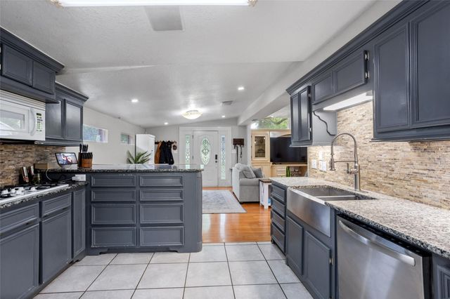 454 Southern Oaks Drive, Lake Jackson, TX 77566