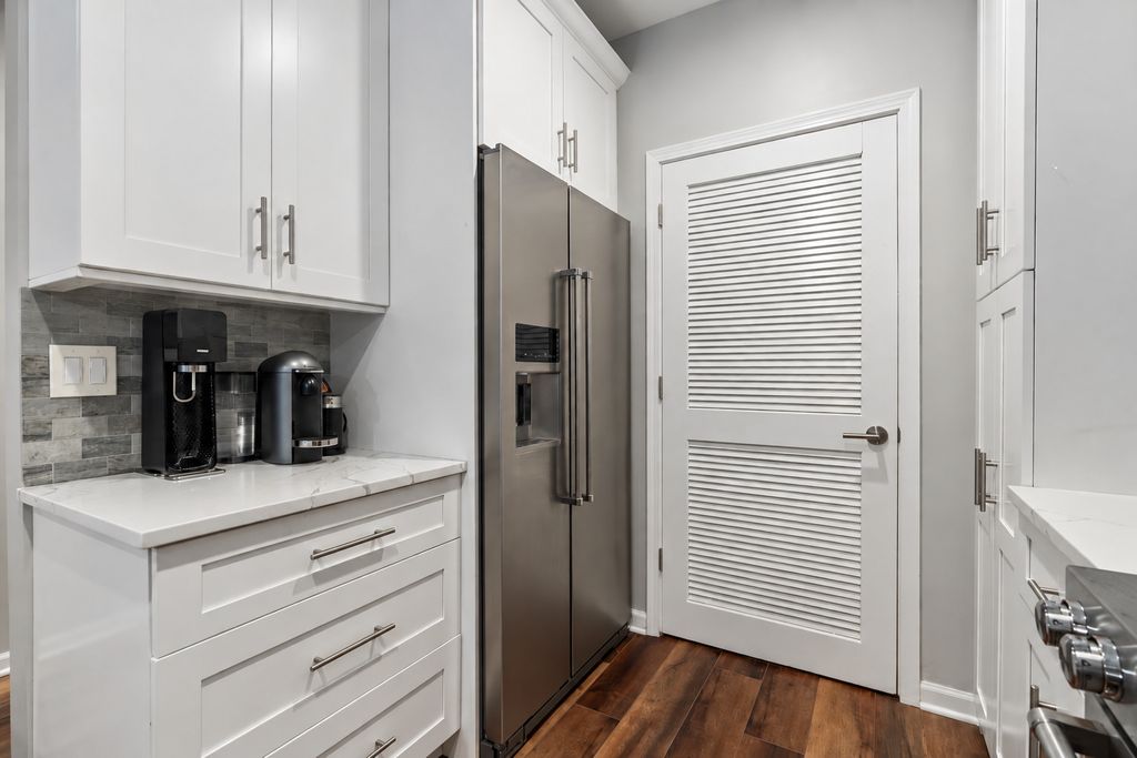 33 W Huron Street 402, Chicago, IL 60654 — photo 4