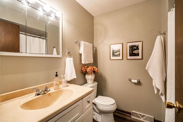1704 Mohawk LANE, Waukesha, WI 53186
