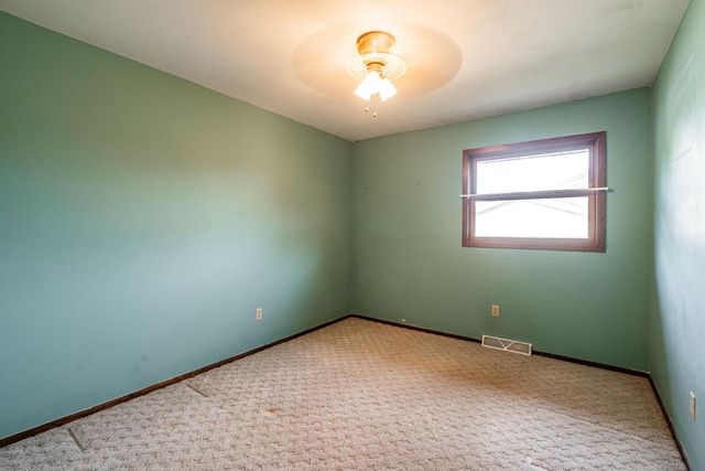 1704 Mohawk LANE, Waukesha, WI 53186