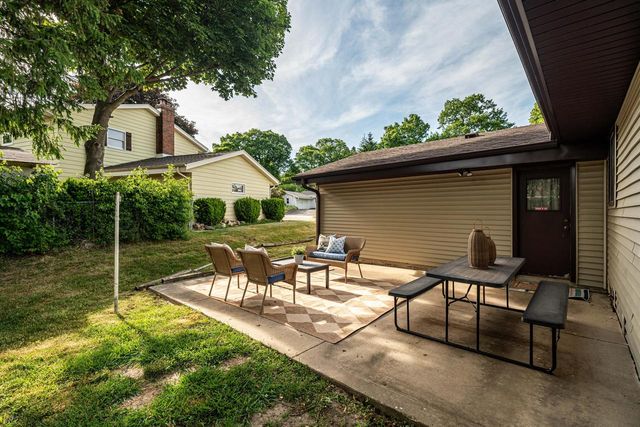 1704 Mohawk LANE, Waukesha, WI 53186
