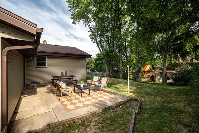 1704 Mohawk LANE, Waukesha, WI 53186