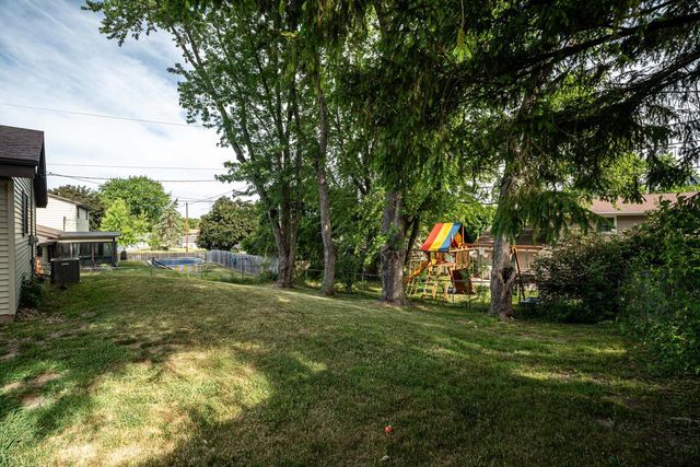 1704 Mohawk LANE, Waukesha, WI 53186