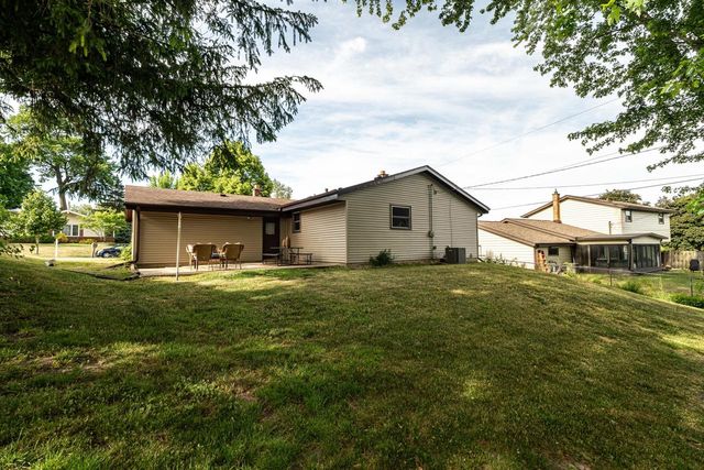 1704 Mohawk LANE, Waukesha, WI 53186