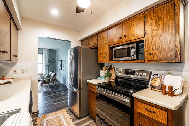 1704 Mohawk LANE, Waukesha, WI 53186