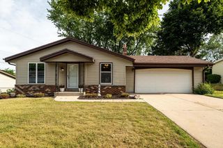 1704 Mohawk LANE, Waukesha, WI 53186