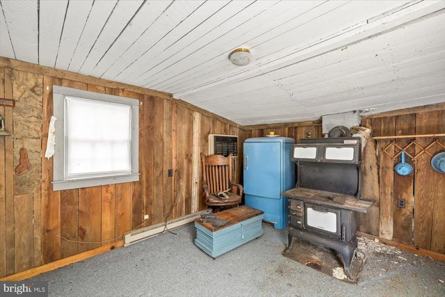 274 AARON MOUNTAIN RD, Castleton, VA 22716