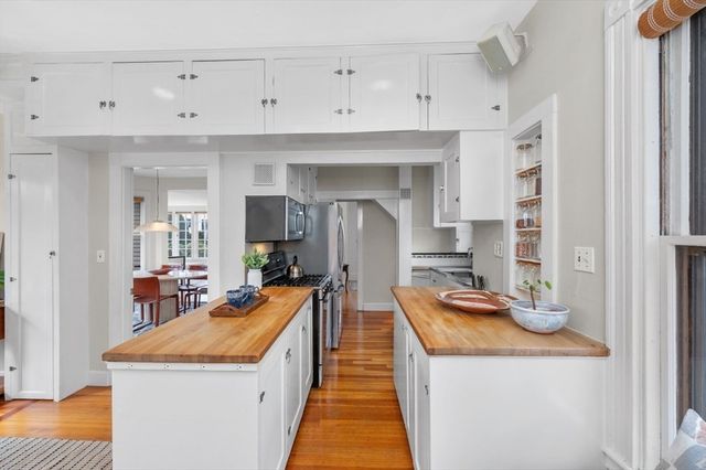 284 Lake Ave, Newton, MA 02461