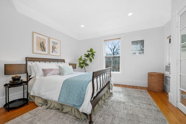 284 Lake Ave, Newton, MA 02461