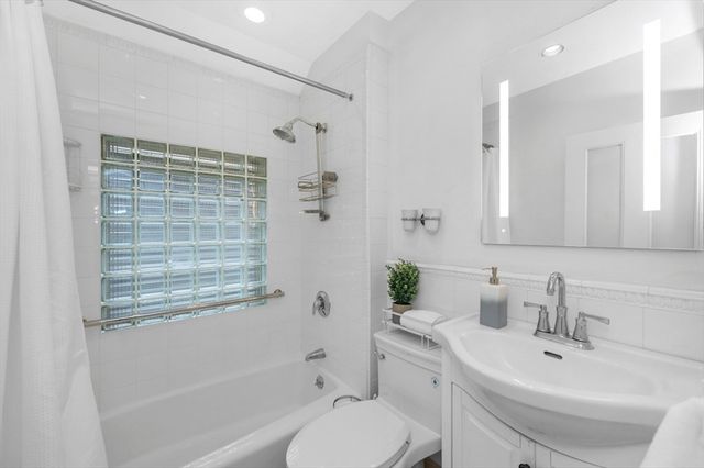 284 Lake Ave, Newton, MA 02461