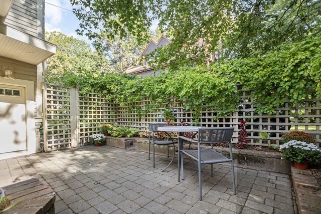 284 Lake Ave, Newton, MA 02461