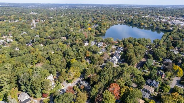 284 Lake Ave, Newton, MA 02461