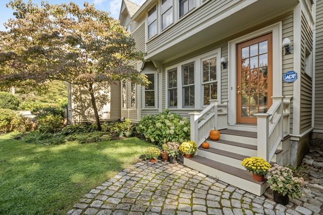 284 Lake Ave, Newton, MA 02461