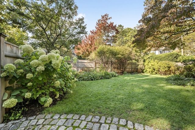 284 Lake Ave, Newton, MA 02461