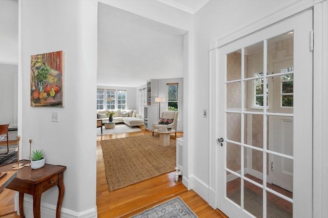 284 Lake Ave, Newton, MA 02461