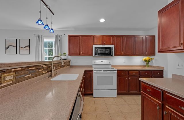 27 Robert Cir 27, Grafton, MA 01536