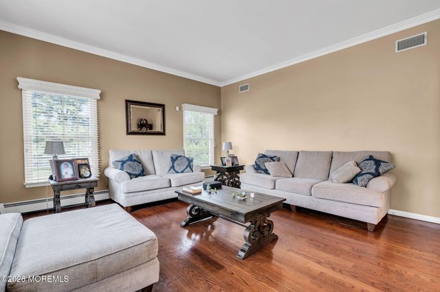 10 Ivy Lane, Manalapan, NJ 07726
