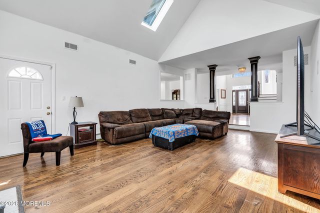 10 Ivy Lane, Manalapan, NJ 07726