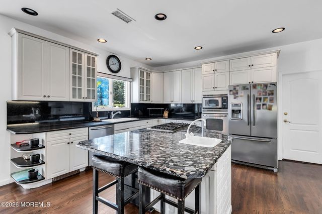 10 Ivy Lane, Manalapan, NJ 07726